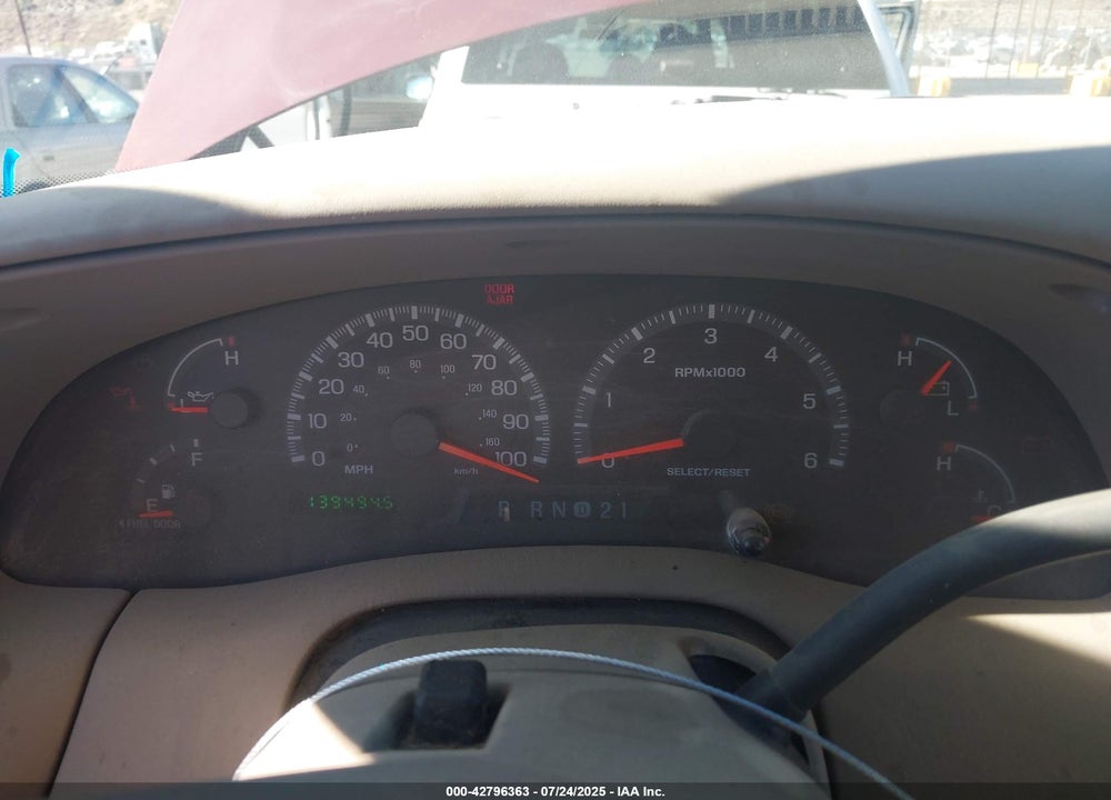 2000 FORD EXPEDITION XLT VIN: 1FMRU15L4YLB55841