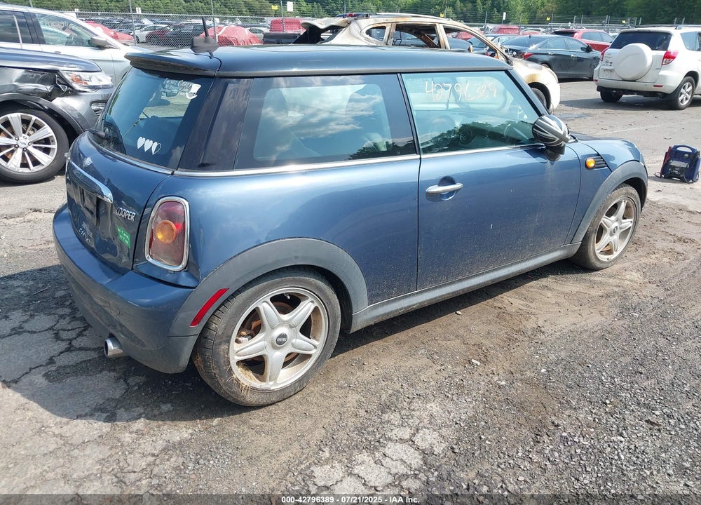2010 MINI COOPER VIN: WMWMF3C50ATU77369