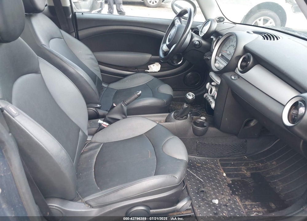2010 MINI COOPER VIN: WMWMF3C50ATU77369