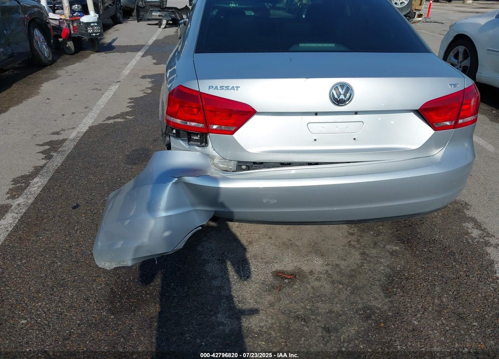 2015 VOLKSWAGEN PASSAT VIN: 1VWAT7A35FC064701