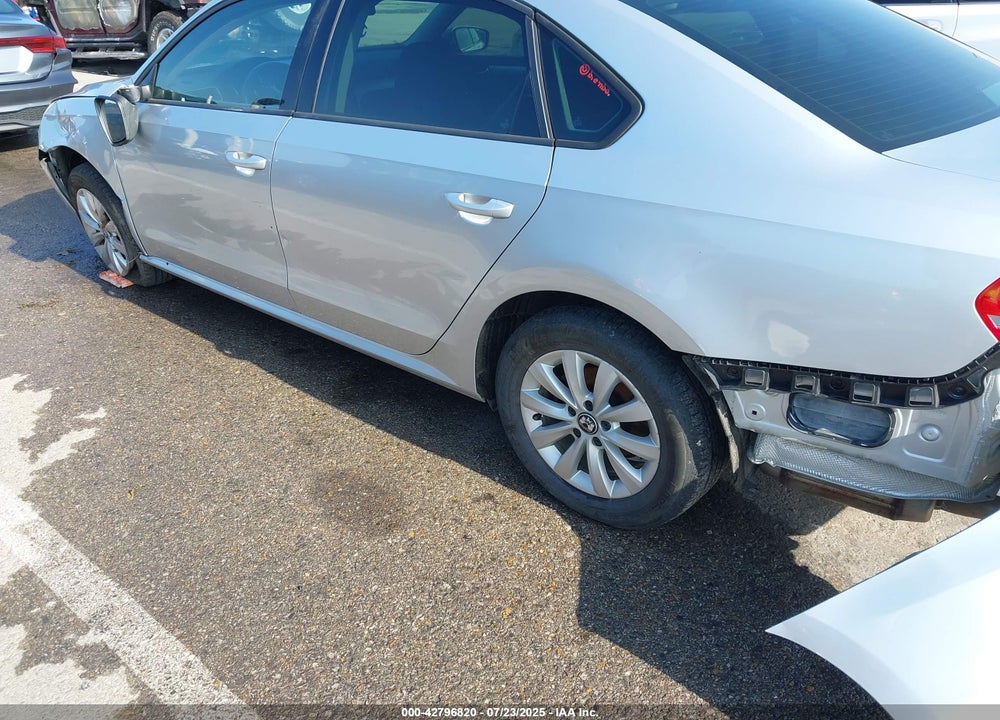 2015 VOLKSWAGEN PASSAT VIN: 1VWAT7A35FC064701