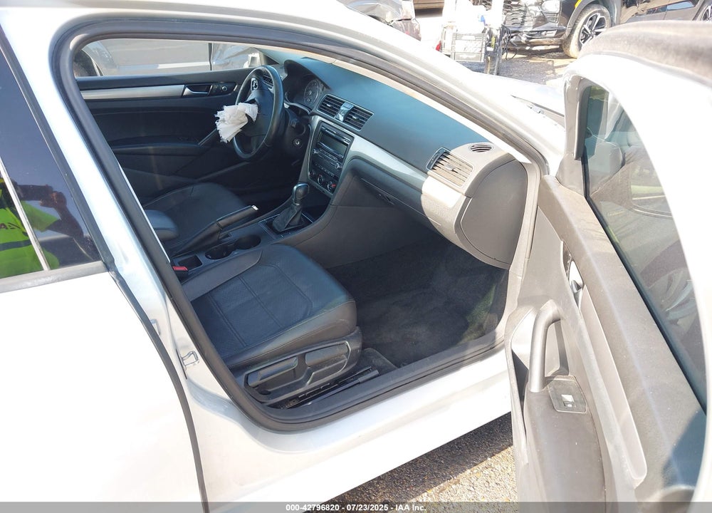 2015 VOLKSWAGEN PASSAT VIN: 1VWAT7A35FC064701