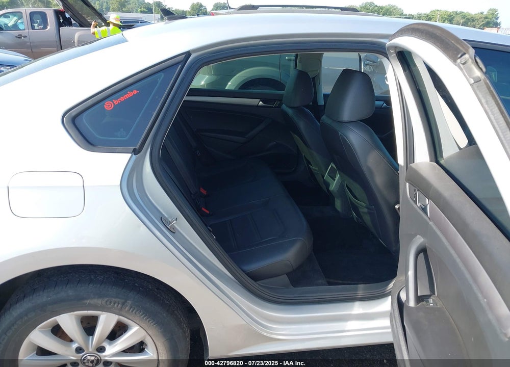2015 VOLKSWAGEN PASSAT VIN: 1VWAT7A35FC064701