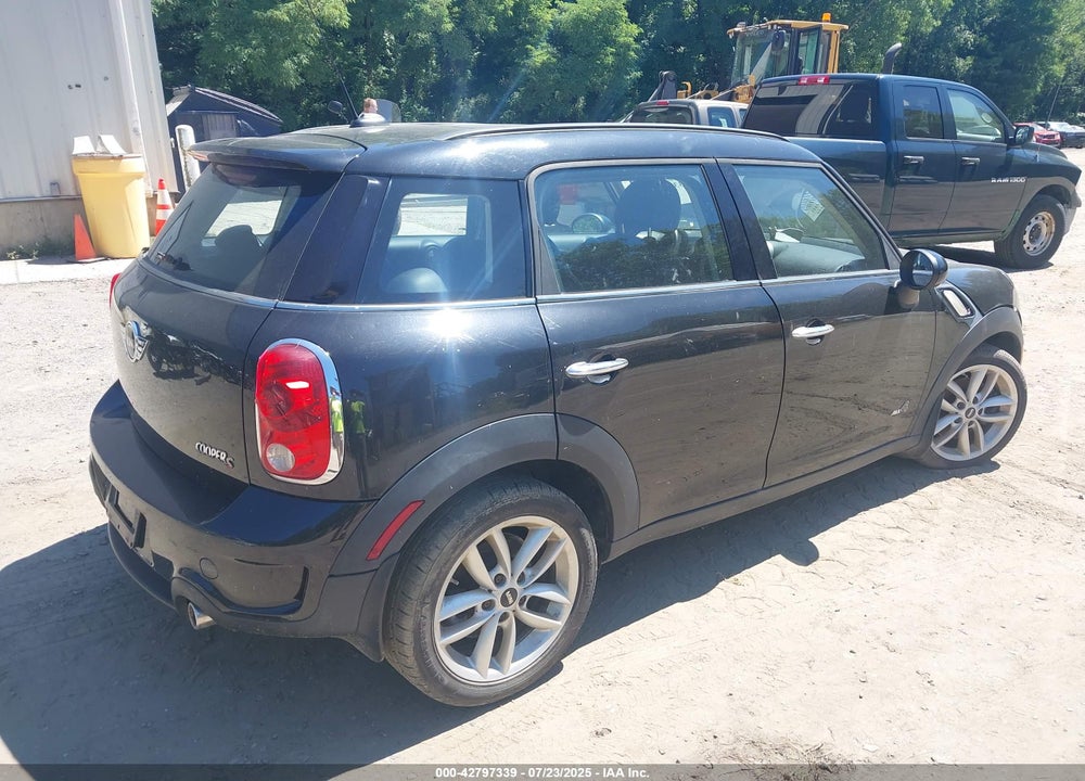 2011 MINI COOPER VIN: WMWZC5C56BWM10608