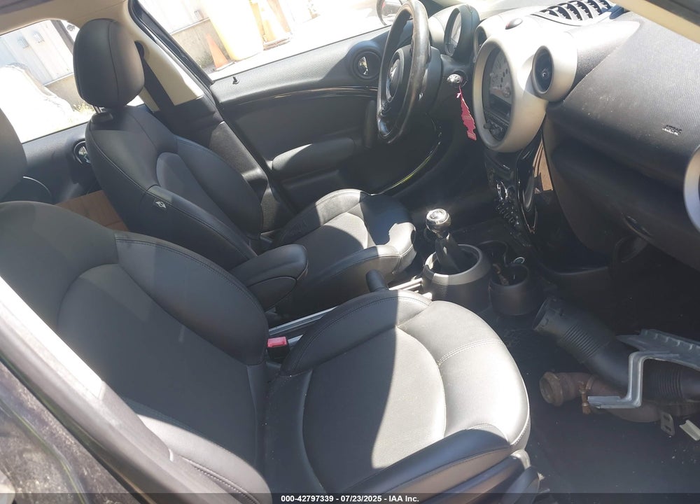 2011 MINI COOPER VIN: WMWZC5C56BWM10608