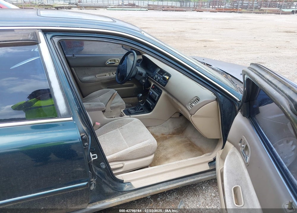1996 HONDA ACCORD EX/EX-R VIN: 1HGCD5559TA173583