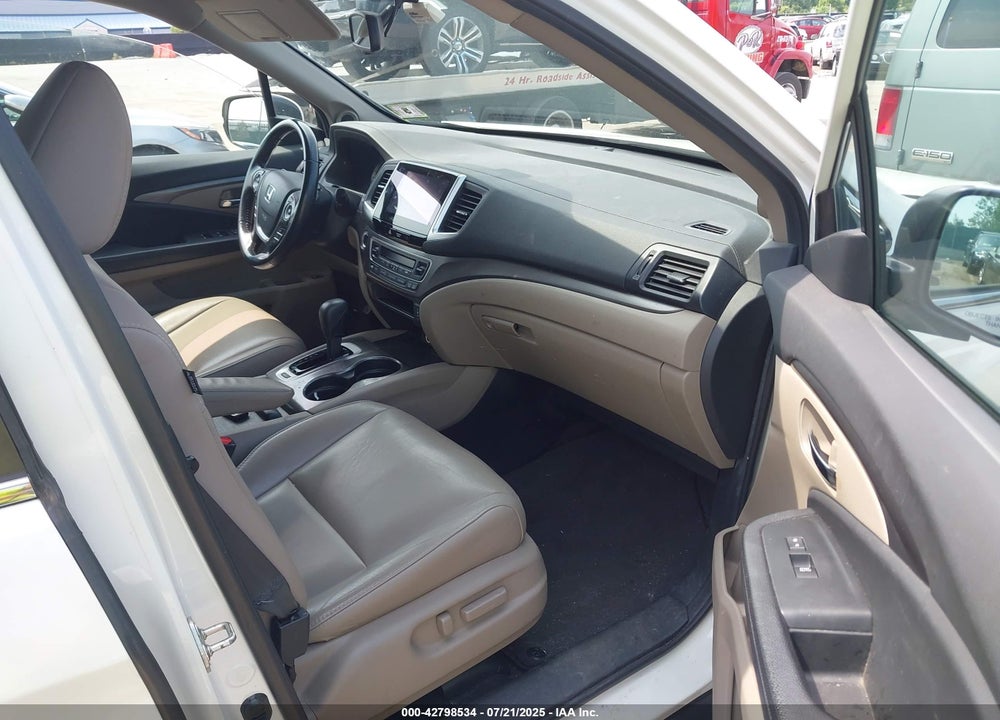 2017 HONDA PILOT VIN: 5FNYF6H5XHB005014