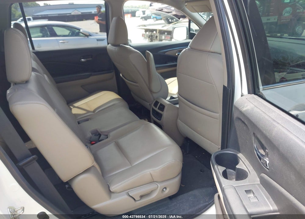2017 HONDA PILOT VIN: 5FNYF6H5XHB005014