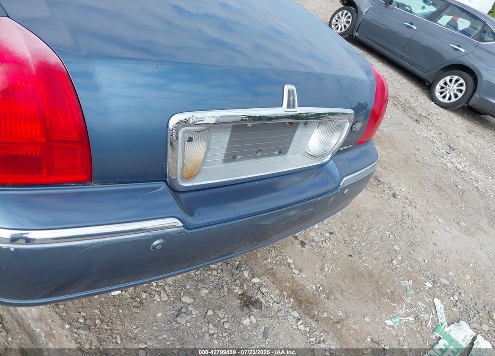 2003 LINCOLN TOWN CAR EXECUTIVE VIN: 1LNHM81W23Y634095