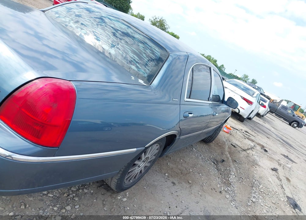 2003 LINCOLN TOWN CAR EXECUTIVE VIN: 1LNHM81W23Y634095