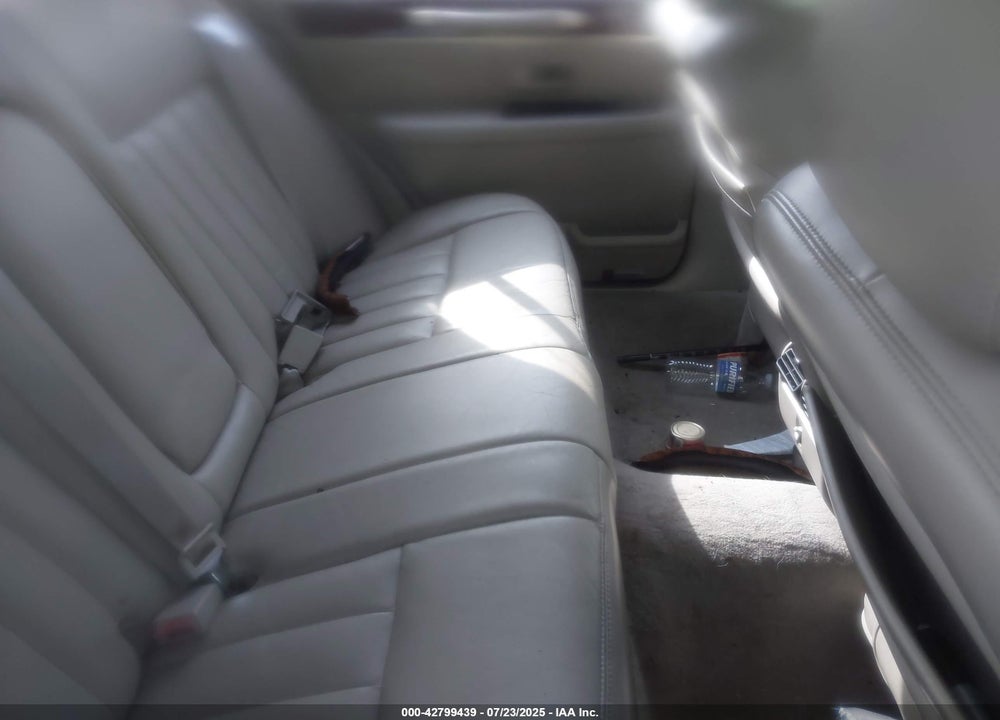 2003 LINCOLN TOWN CAR EXECUTIVE VIN: 1LNHM81W23Y634095