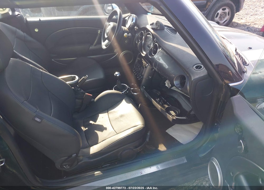 2007 MINI COOPER S VIN: WMWRH33557TJ44349