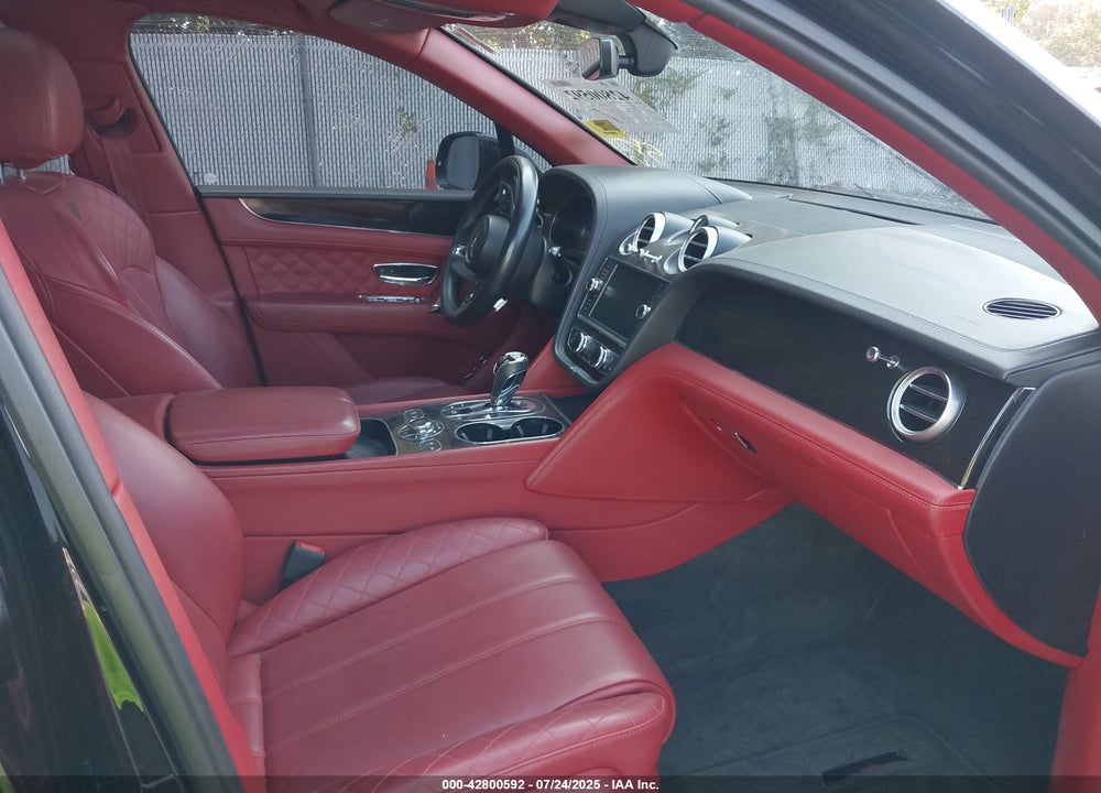 2017 BENTLEY BENTAYGA VIN: SJAAC2ZV8HC015850