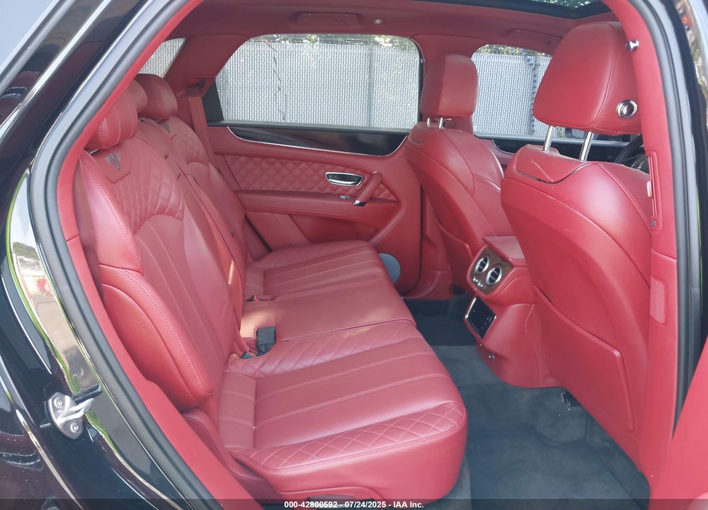 2017 BENTLEY BENTAYGA VIN: SJAAC2ZV8HC015850