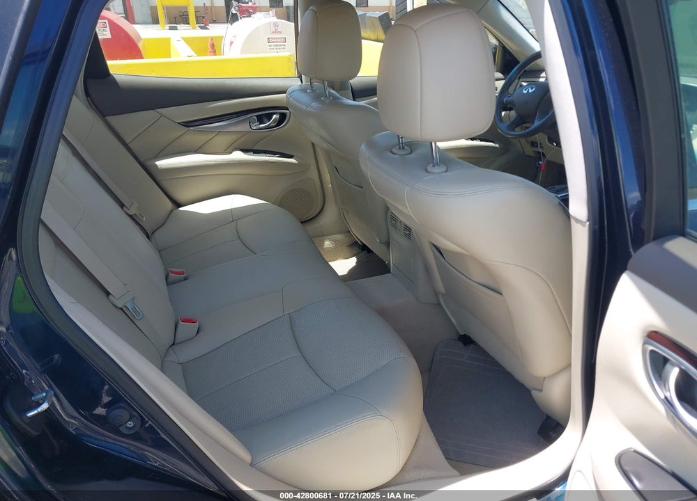 2016 INFINITI Q70 VIN: JN1BY1AP0GM220957