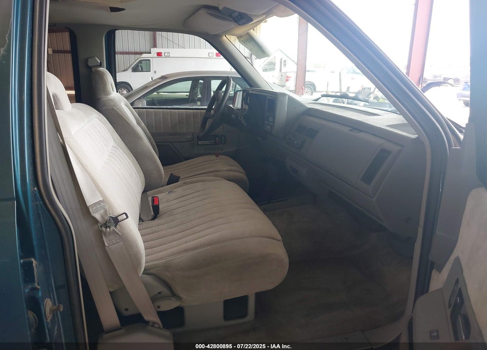 1993 CHEVROLET SUBURBAN K2500 VIN: 1GNGK26N3PJ300666