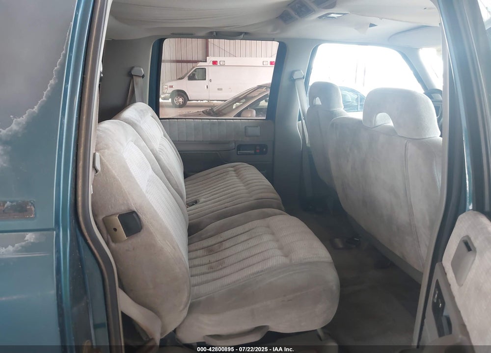 1993 CHEVROLET SUBURBAN K2500 VIN: 1GNGK26N3PJ300666