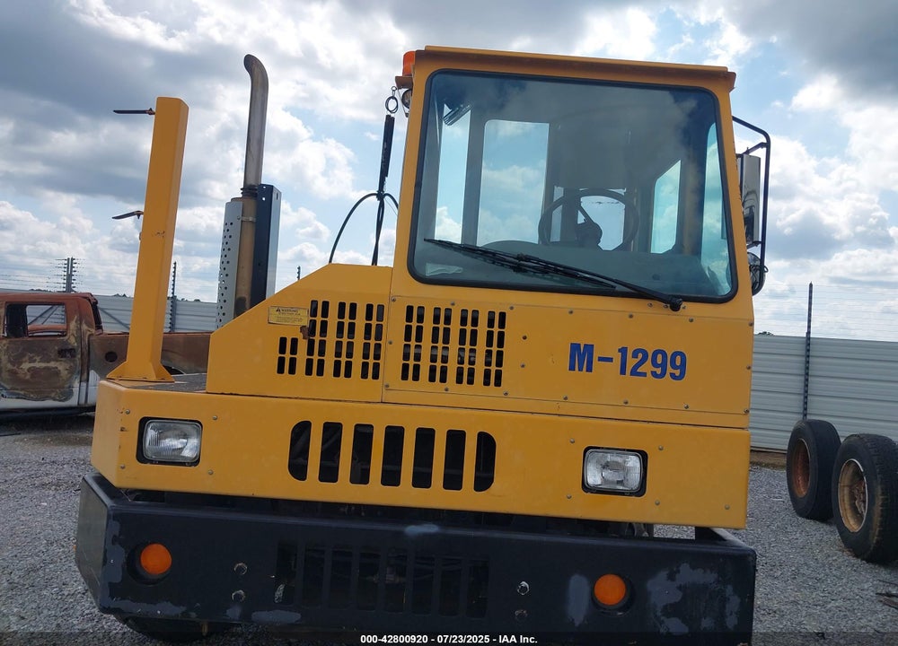 2011 OTTAWA SPOTTER TRACTOR VIN: 327025