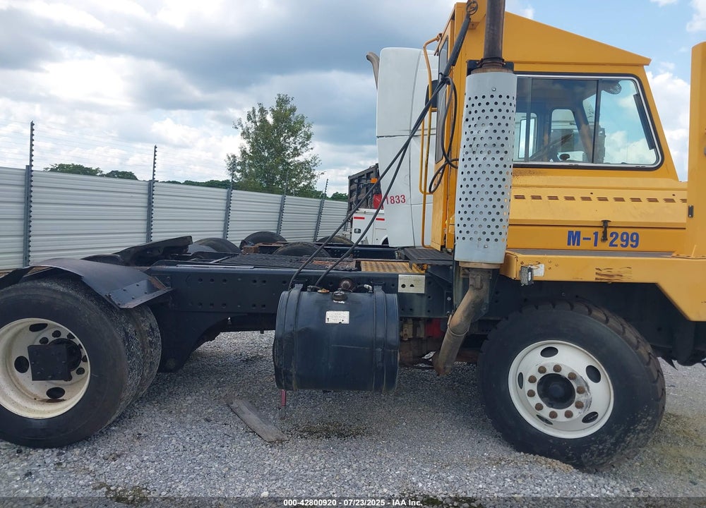 2011 OTTAWA SPOTTER TRACTOR VIN: 327025