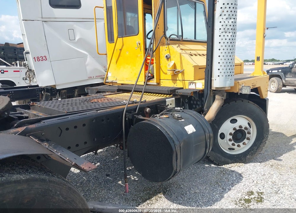 2011 OTTAWA SPOTTER TRACTOR VIN: 327025