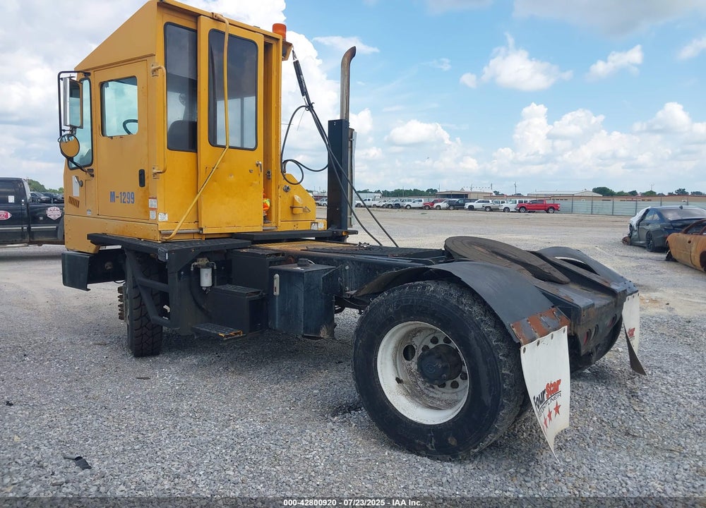 2011 OTTAWA SPOTTER TRACTOR VIN: 327025