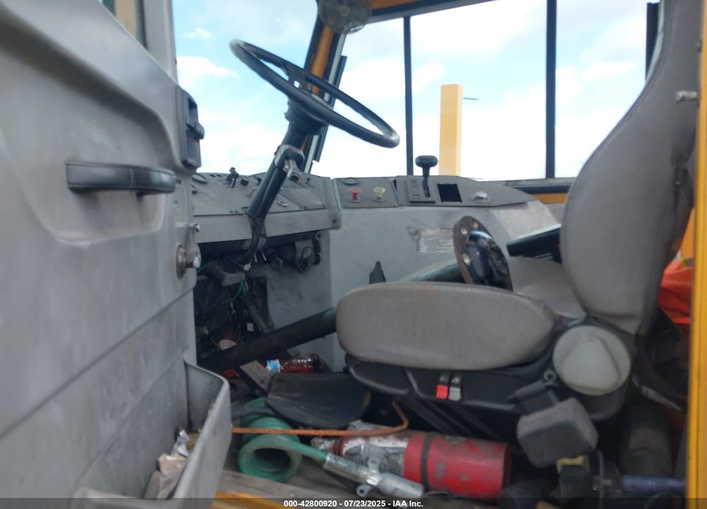 2011 OTTAWA SPOTTER TRACTOR VIN: 327025