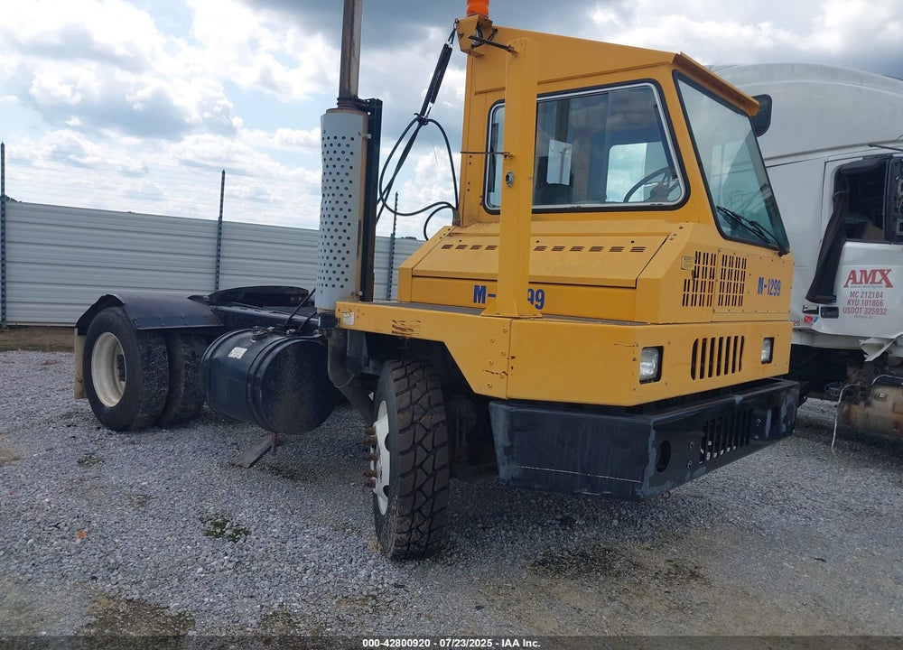 2011 OTTAWA SPOTTER TRACTOR VIN: 327025