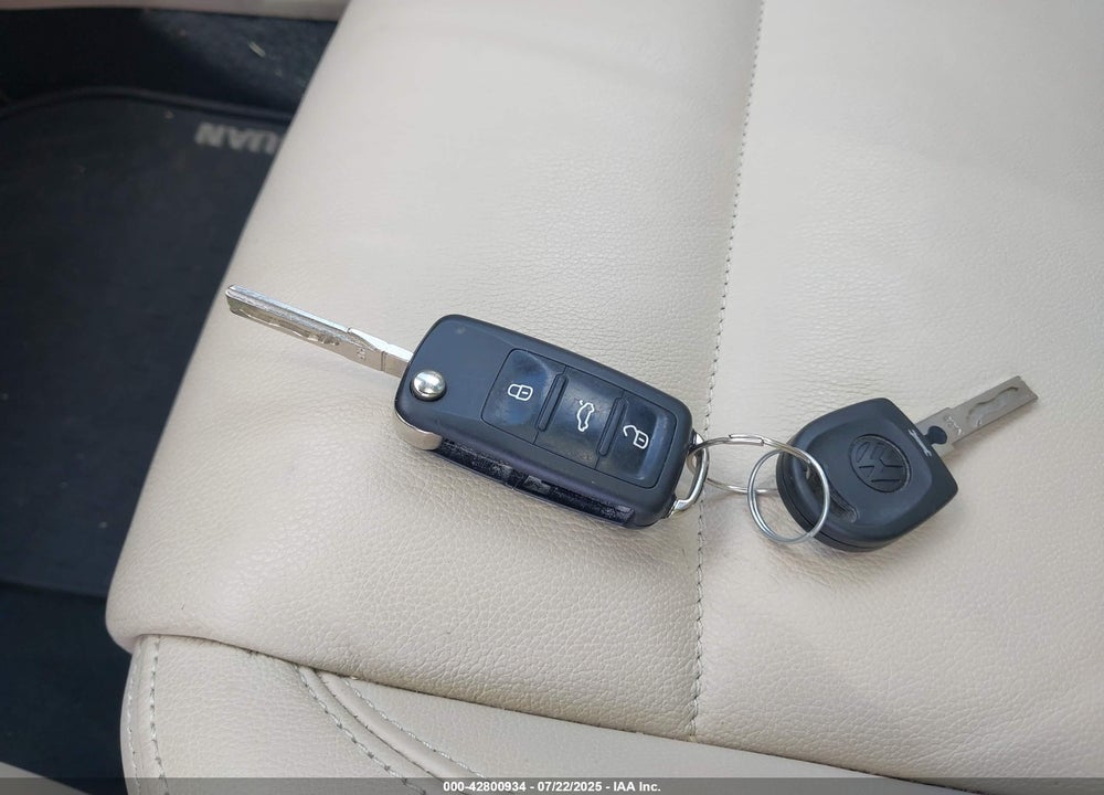 2017 VOLKSWAGEN TIGUAN VIN: WVGWV7AX3HW504031