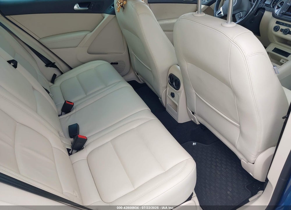 2017 VOLKSWAGEN TIGUAN VIN: WVGWV7AX3HW504031