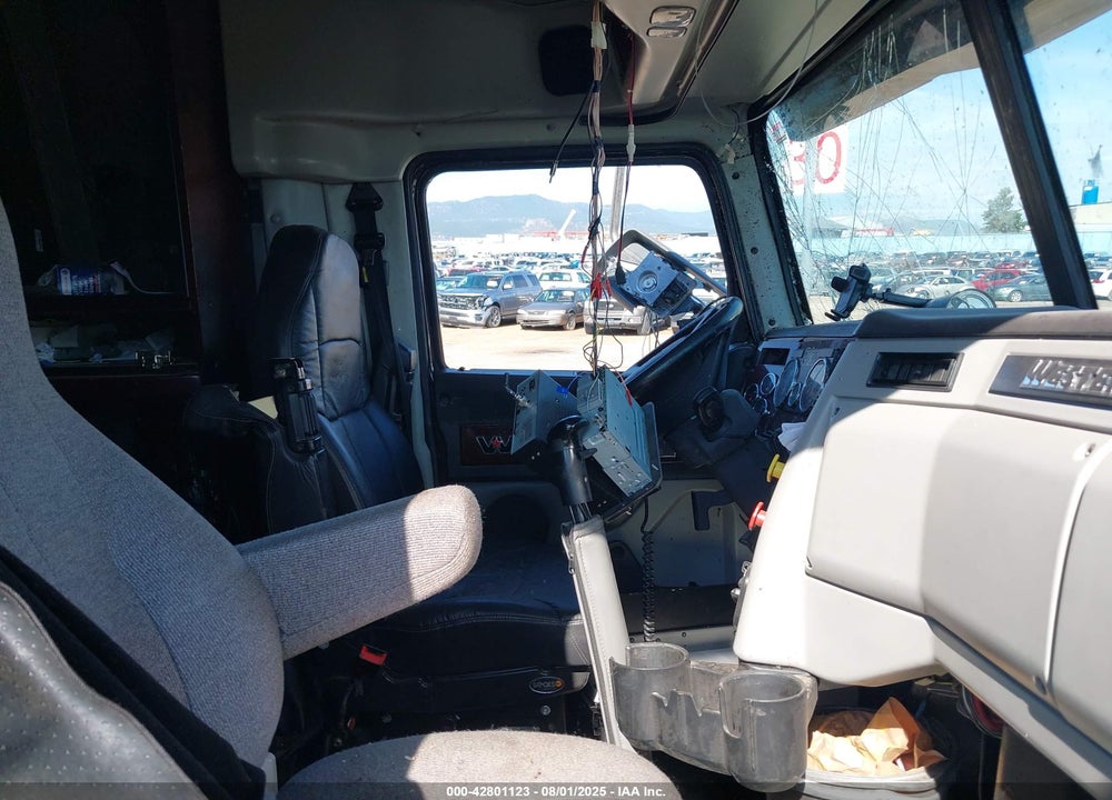 2017 WESTERN STAR 5700 XE SET BACK AXLE W/SLEEPER VIN: 5KJJBHDR8HLHJ9261