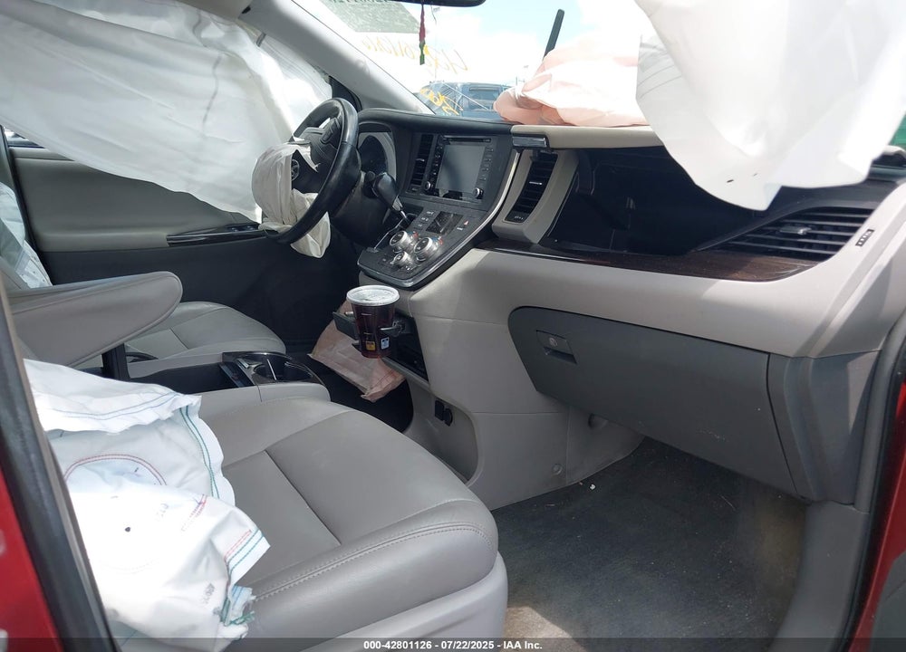 2018 TOYOTA SIENNA XLE PREMIUM 7 PASSENGER VIN: 5TDDZ3DC5JS208824