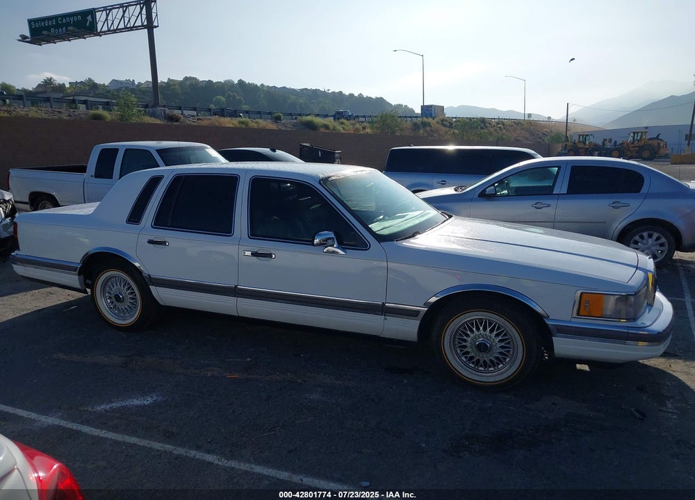 1990 LINCOLN TOWN CAR SIGNATURE VIN: 1LNCM82FXLY753182