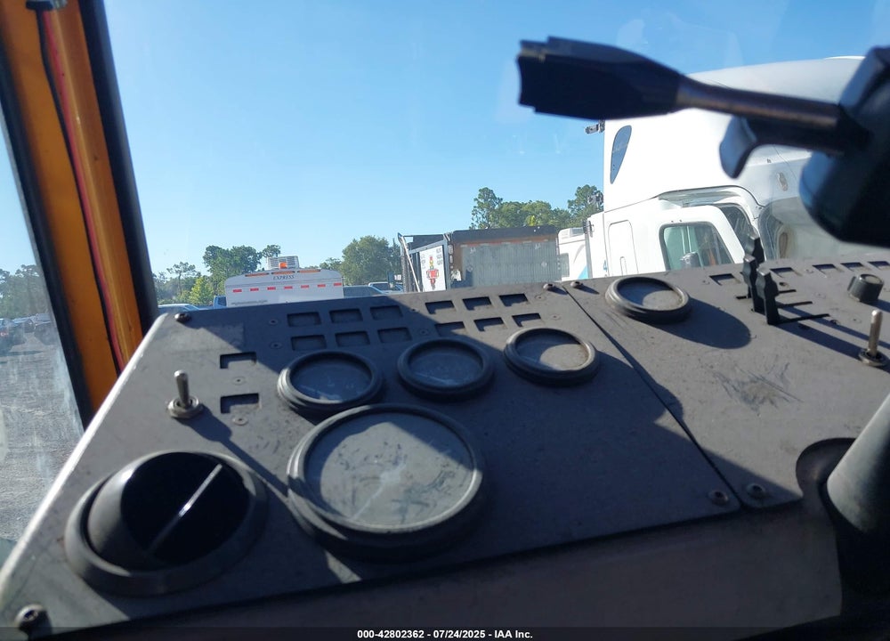 2015 OTTAWA SPOTTER TRACTOR VIN: 337215