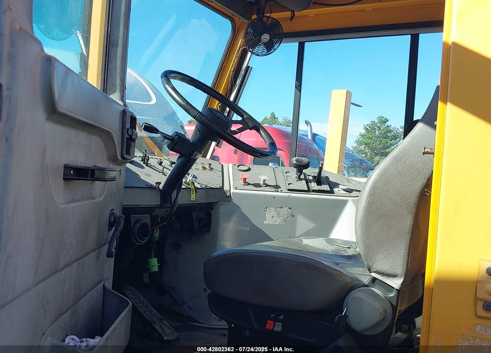 2015 OTTAWA SPOTTER TRACTOR VIN: 337215