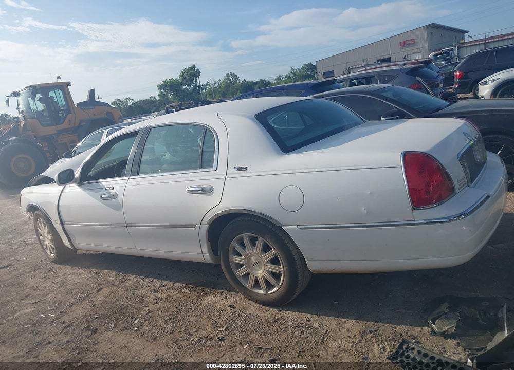 2011 LINCOLN TOWN CAR VIN: 2LNBL8CV1BX755163