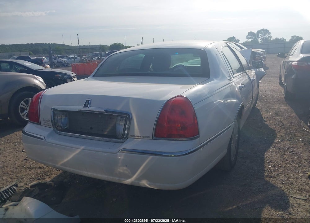 2011 LINCOLN TOWN CAR VIN: 2LNBL8CV1BX755163