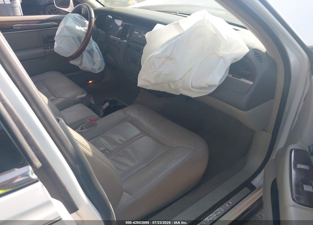 2011 LINCOLN TOWN CAR VIN: 2LNBL8CV1BX755163