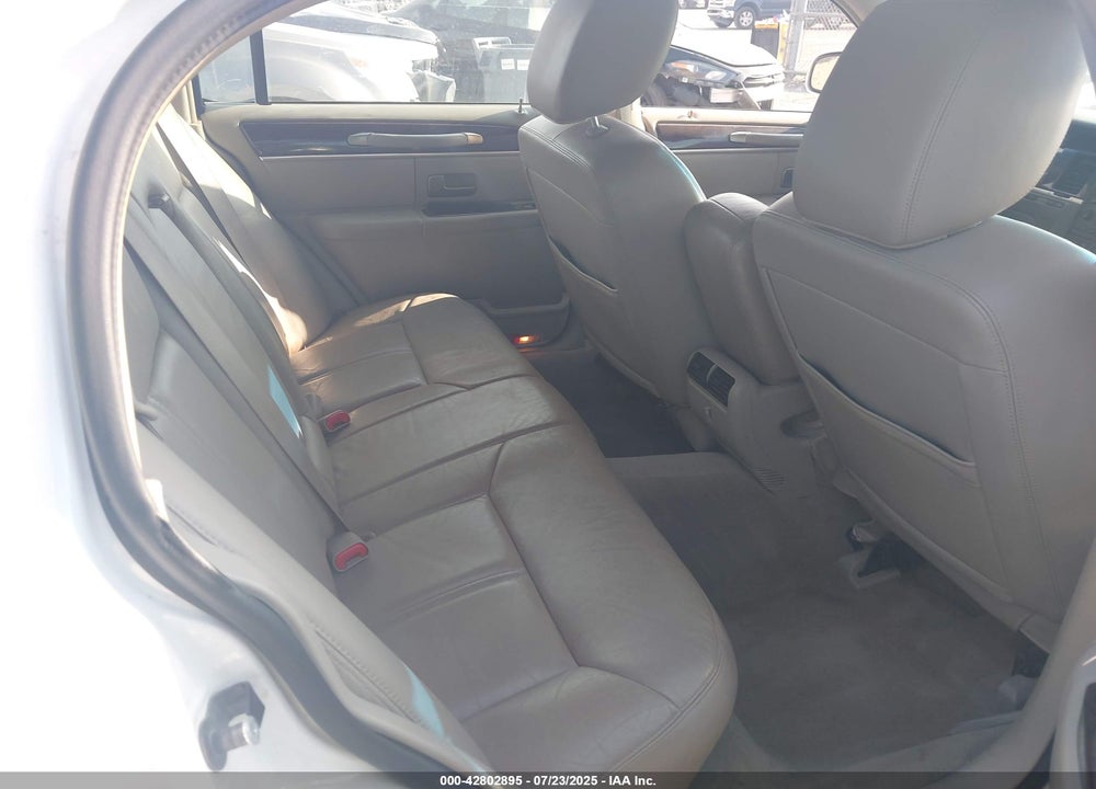 2011 LINCOLN TOWN CAR VIN: 2LNBL8CV1BX755163
