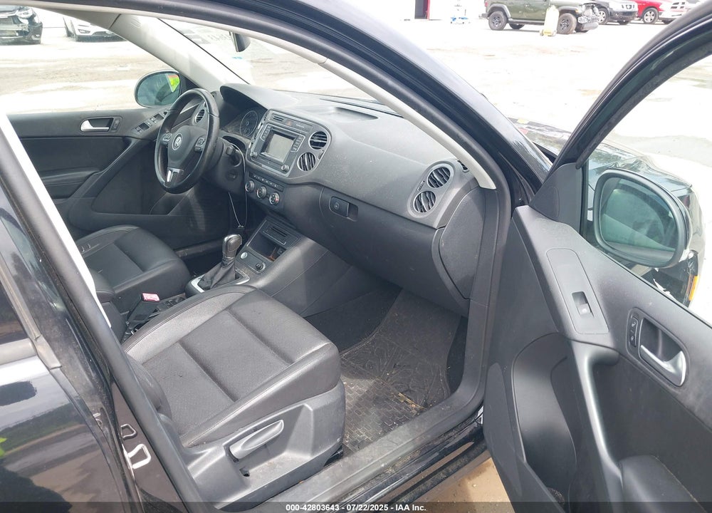 2016 VOLKSWAGEN TIGUAN VIN: WVGAV7AX1GW521967
