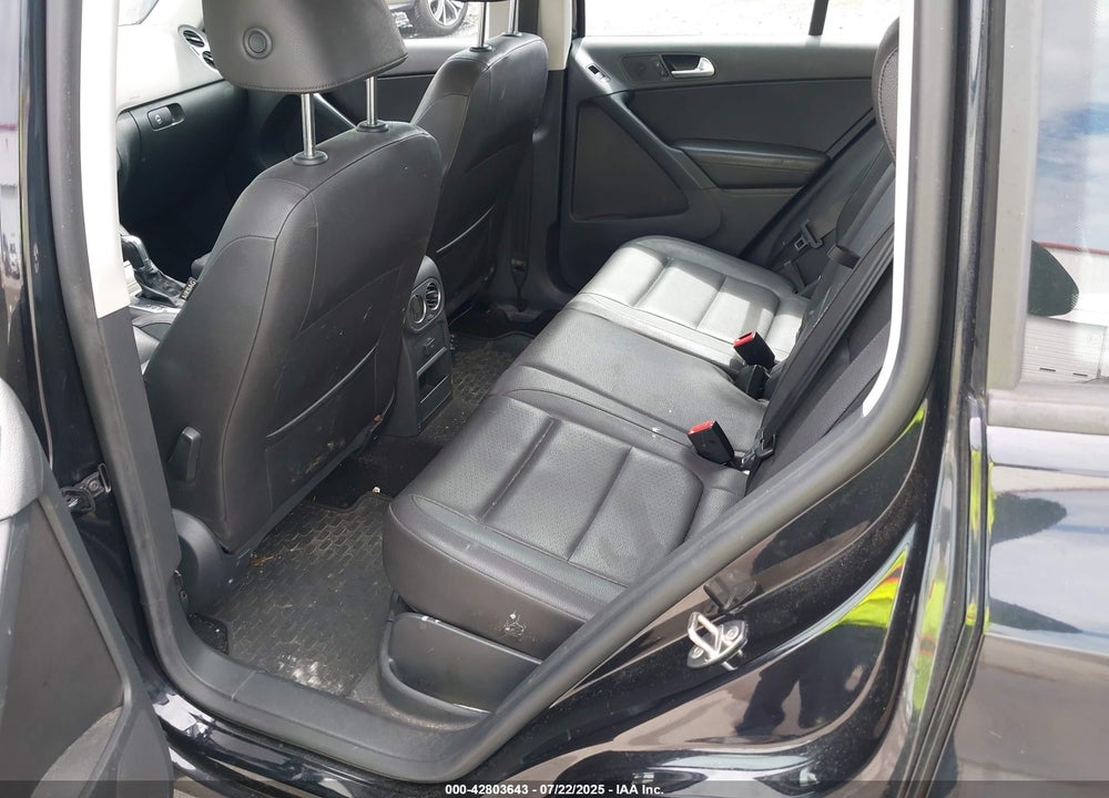 2016 VOLKSWAGEN TIGUAN VIN: WVGAV7AX1GW521967