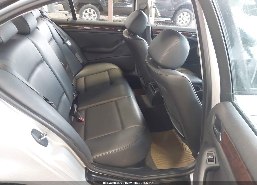 2005 BMW 325I VIN: WBAEV33435KX12700