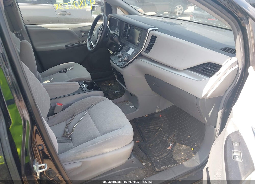 2018 TOYOTA SIENNA LE 8 PASSENGER VIN: 5TDKZ3DCXJS958579