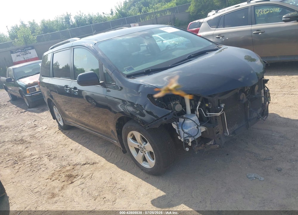2018 TOYOTA SIENNA LE 8 PASSENGER VIN: 5TDKZ3DCXJS958579