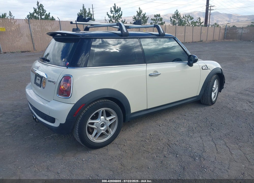 2008 MINI COOPER S VIN: WMWMF73508TV34154
