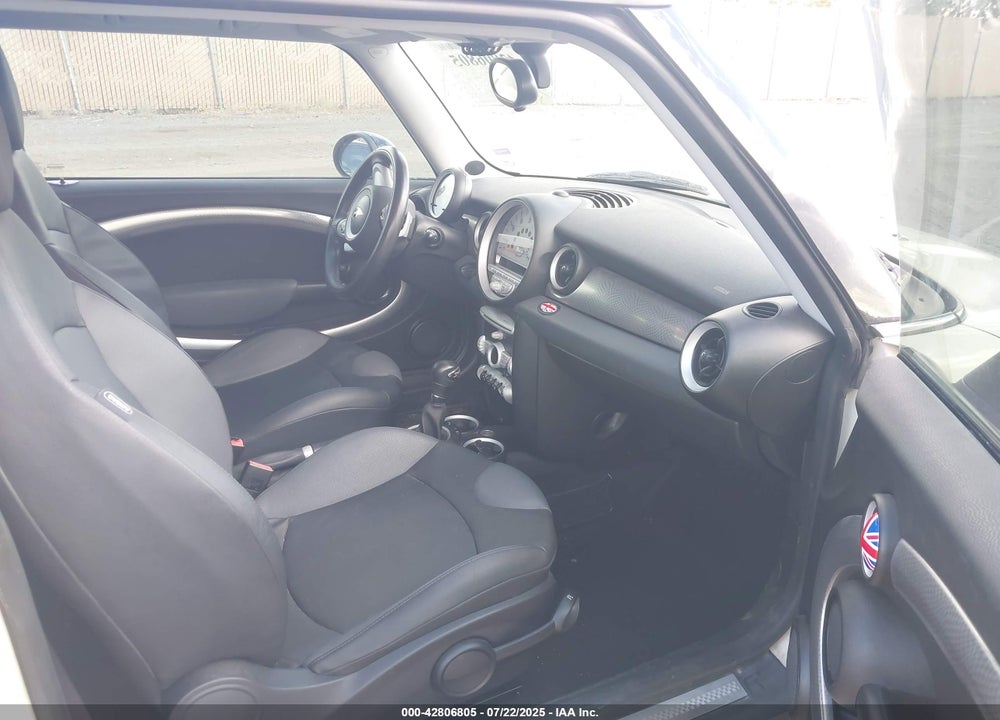 2008 MINI COOPER S VIN: WMWMF73508TV34154