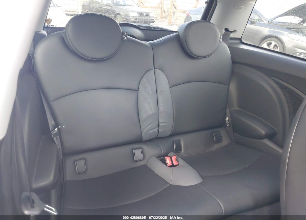 2008 MINI COOPER S VIN: WMWMF73508TV34154