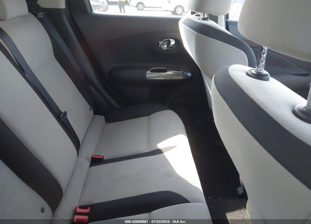 2011 NISSAN JUKE VIN: JN8AF5MV1BT010824