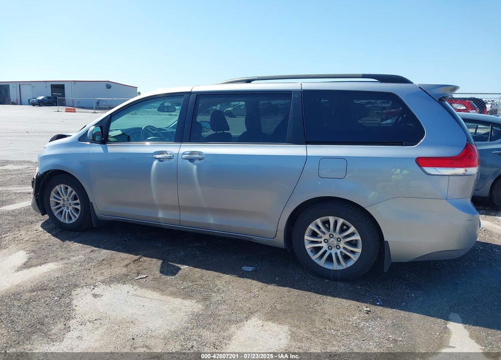 2011 TOYOTA SIENNA XLE V6 VIN: 5TDYK3DCXBS093595