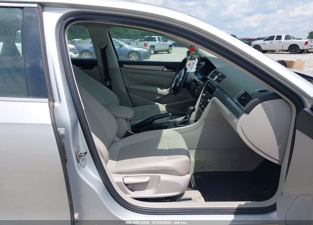 2014 VOLKSWAGEN PASSAT VIN: 1VWAS7A31EC037187