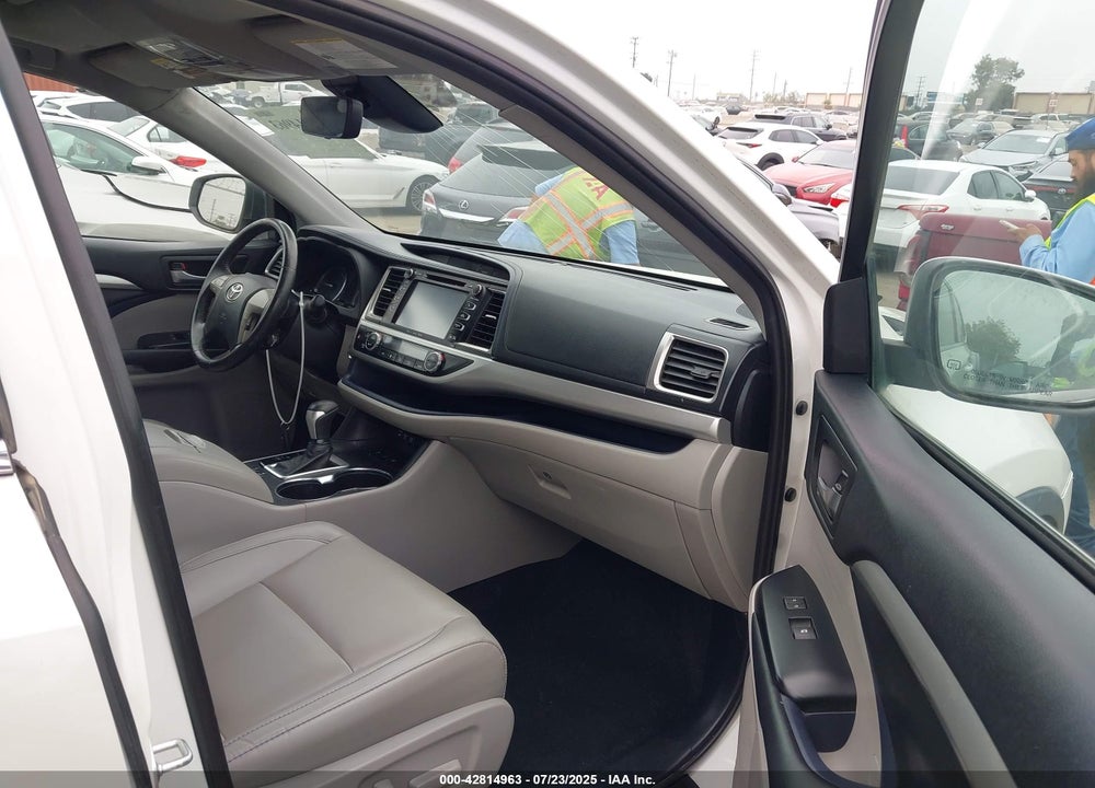 2019 TOYOTA HIGHLANDER VIN: 5TDJGRFH7KS057104